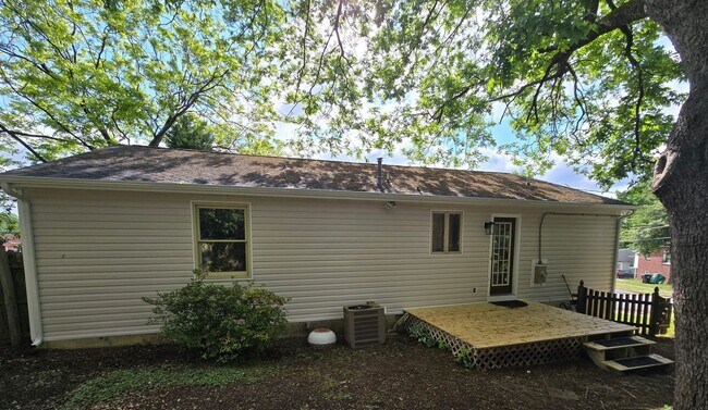 Foto del edificio - NEWLY REMODELED 3 bedroom house in Colonial Heights