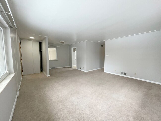 Building Photo - University Gardens 3 Bedroom Ranch Home!
