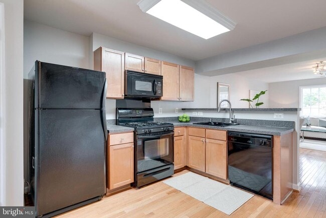 Foto del edificio - 1617 N Van Dorn St