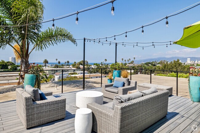 Terraza - Sixth and Raymond