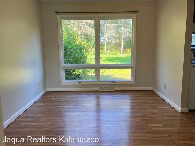 Building Photo - 4 br, 2.5 bath House - 1200 Woodview Dr.