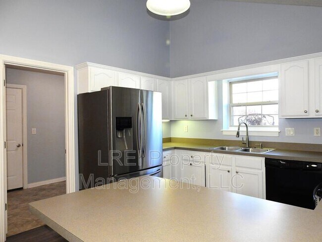 Building Photo - 5527 Raintree Ridge