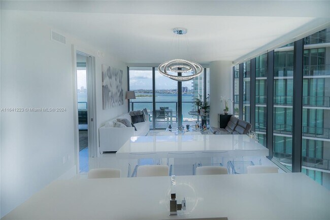Foto del edificio - 650 NE 32nd St