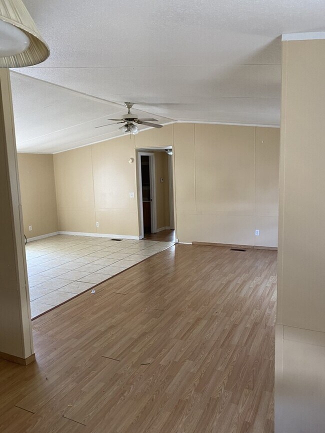 Building Photo - Spacious mobile home in a lovely community located in downtown area of Athens.
