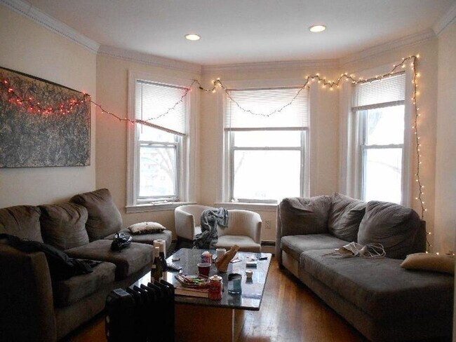 Foto del edificio - No Brokers Fee, Central BU Location! Walk to School, Central Campus. Central Heat/AC, Laundry on ...