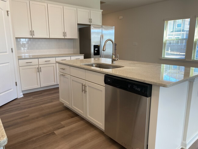 Foto del edificio - Room in Townhome on Planters Trace Ln