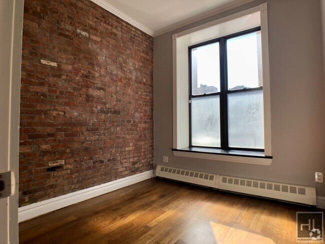 Building Photo - NO FEE One Bed in Murray Hill! Won't Stay ...