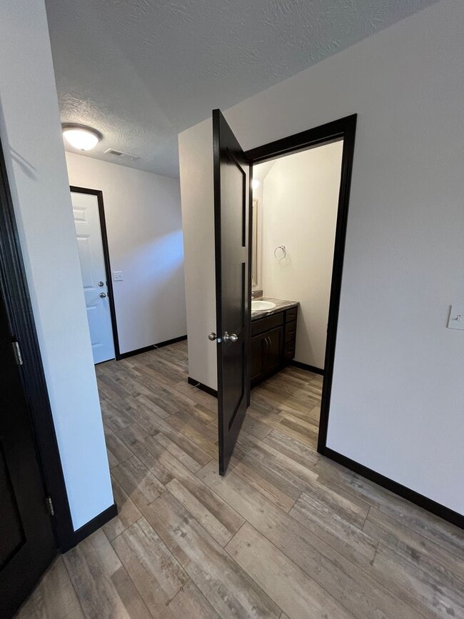 Building Photo - 3 Bed/2 Bath West Side Twinhome For Rent!!