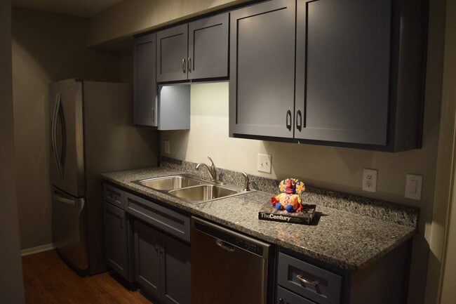 right wall of galley kitchen - 955 Bresslyn Rd