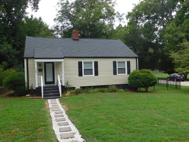 Building Photo - 700 Monroe Dr