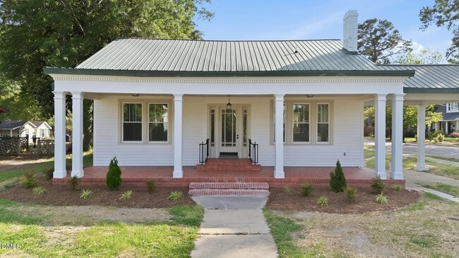 Building Photo - 611 W Pearsall St