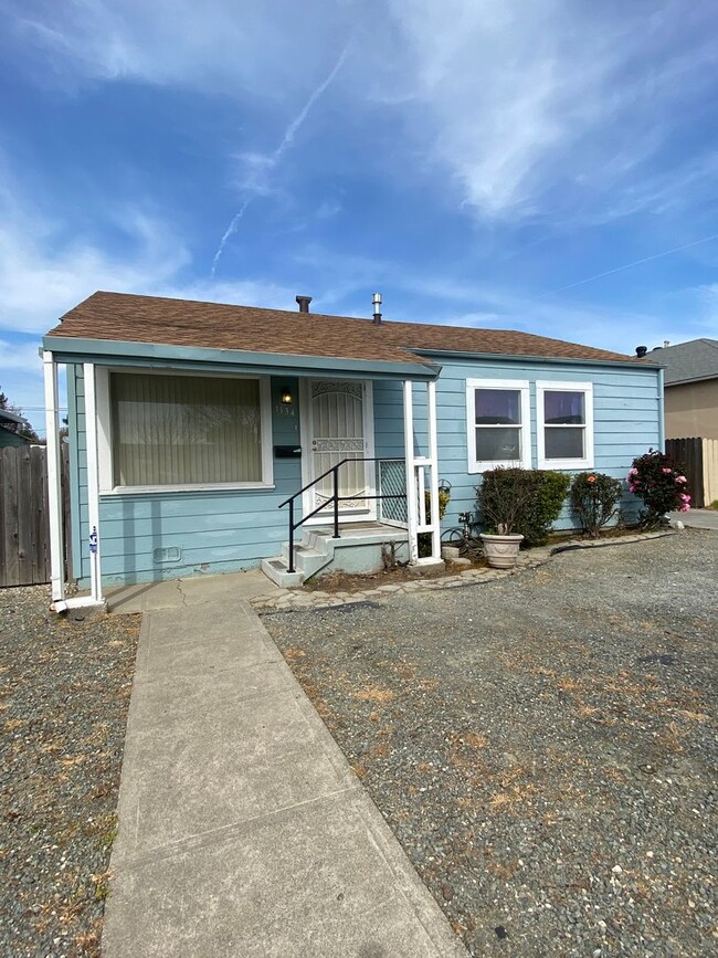 Building Photo - Coming SOON - Cute 3 Bed/ 1.5 Bath w/ Bonu...