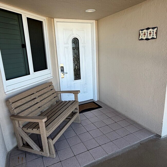 Foto del edificio - Views! Gorgeous, upgraded penthouse condo at The Breakers