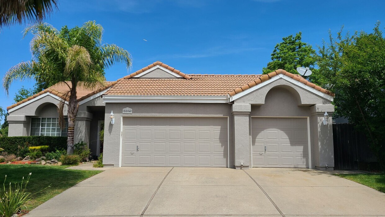 Foto principal - Personal Oasis On A Corner Lot w/ 3 Car Ga...