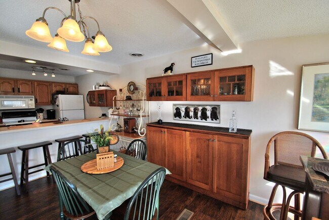 Foto del edificio - LAKEFRONT AND ONE LEVEL *Utilities Include...