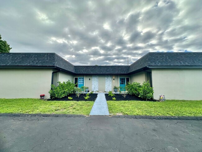 Foto del edificio - Great Location! 2 Bed 2 Bath Duplex Available Now