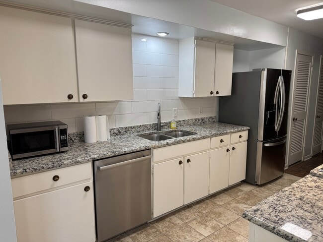 Foto del edificio - 7909 Habersham Ln
