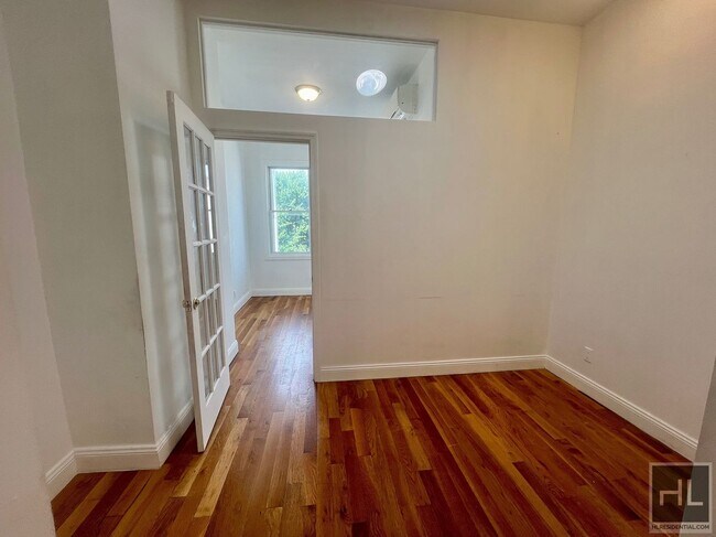 Building Photo - 3BR 1BA Sunny Sky Light Top Floor