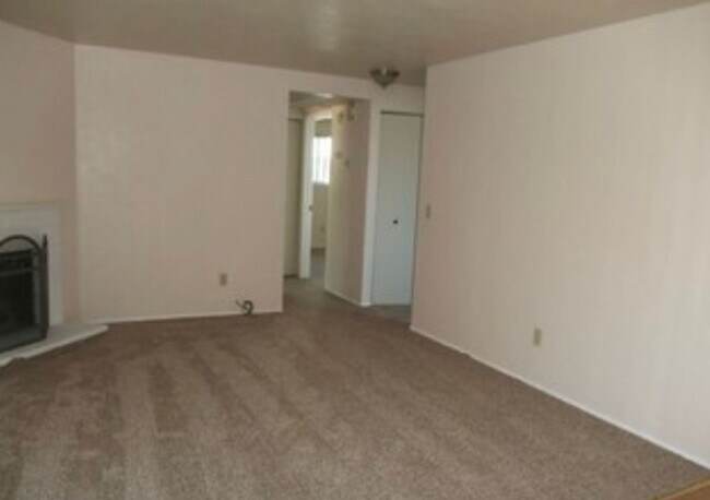 Building Photo - 2 bedroom duplex, 1 bath duplex