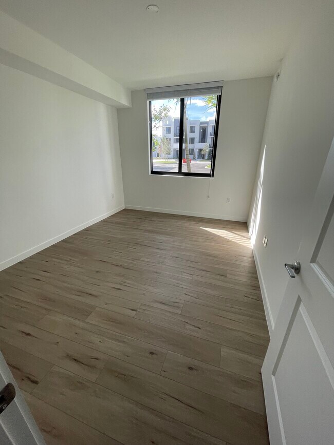 Building Photo - 335 W 68th St