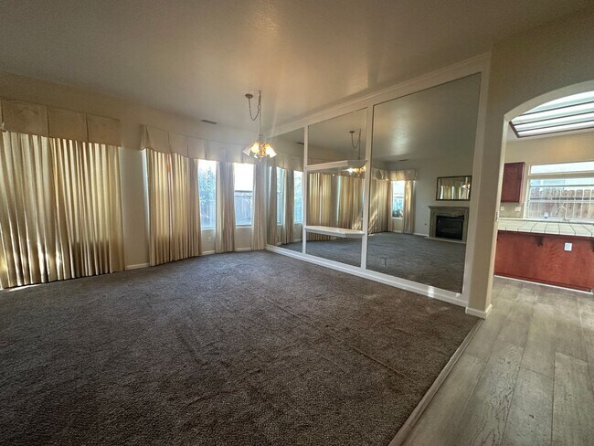 Foto del edificio - 1801 Maid Mariane Ln