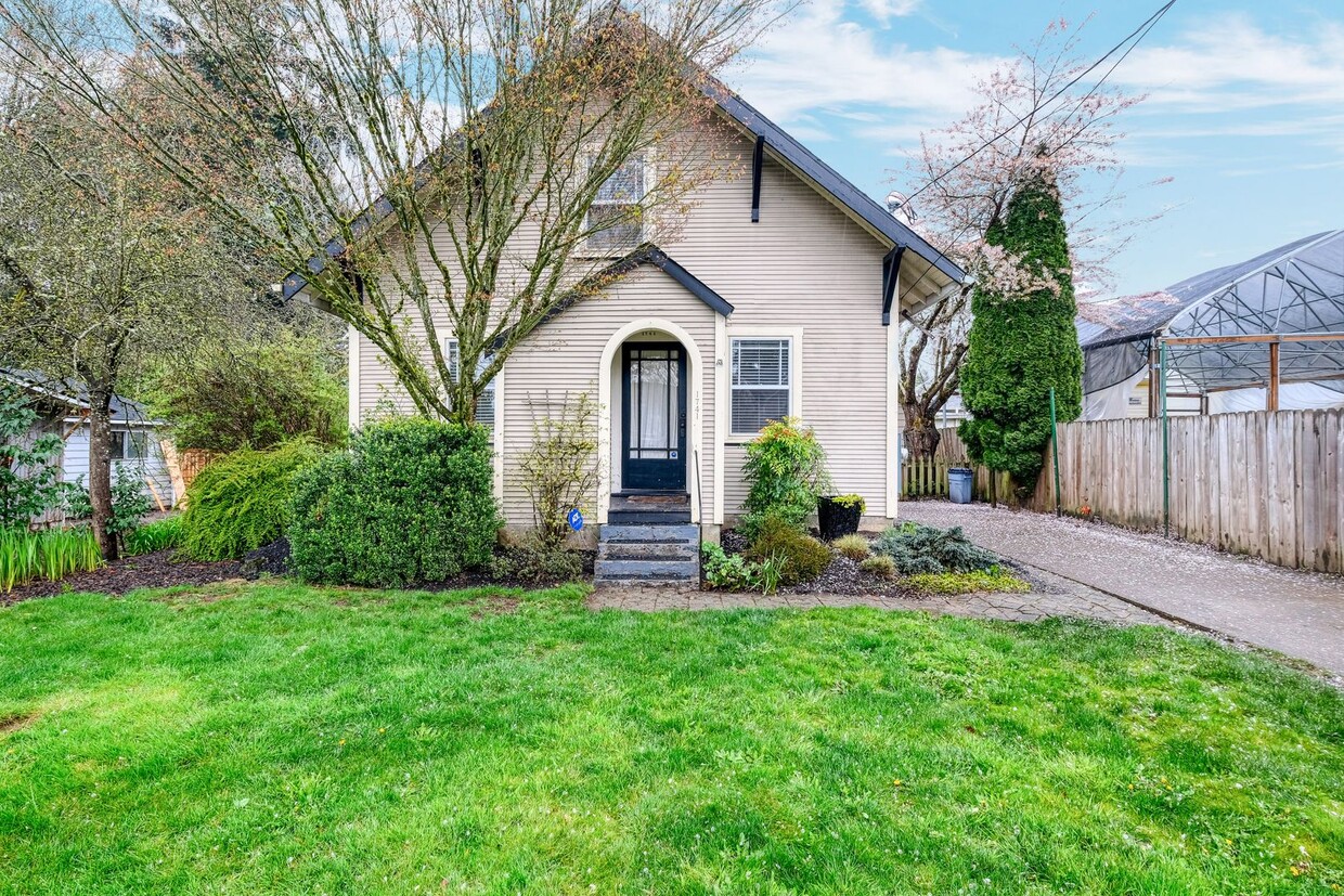 Primary Photo - Charming 2 Bedroom, 1 Bathroom Chalet.