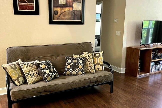 Foto del edificio - 121 Sawmill Springs Rd