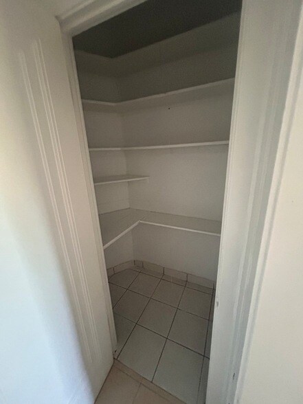 Foto del edificio - 4915 W Berteau Ave