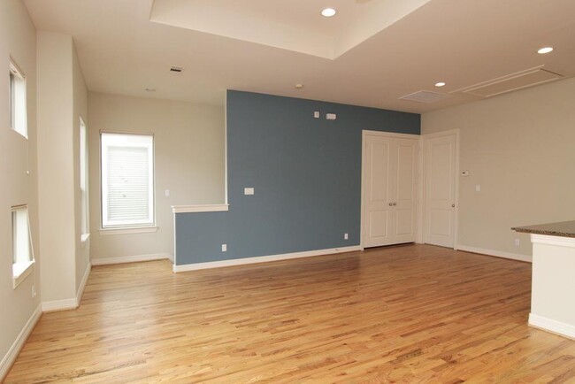 Building Photo - 3807 Center Plaza Dr