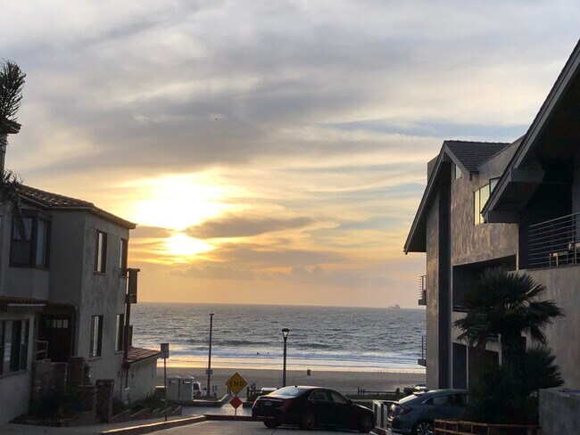 View from street / sunset El Porto - 202 39th St