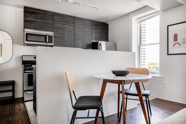 Building Photo - 30 E Roosevelt Rd