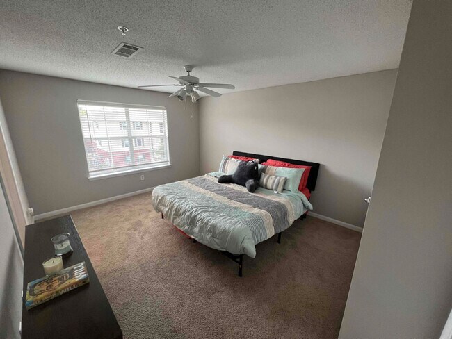Foto del edificio - 831 Cedar Lake Rd