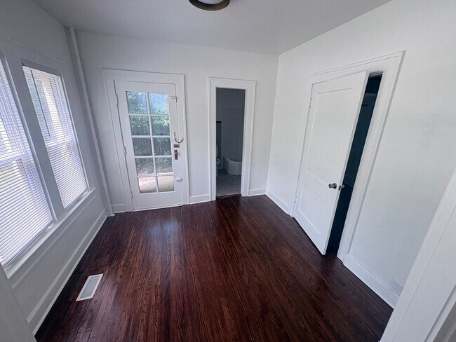 Sala de estar acristalada - 4901 N Washington Blvd