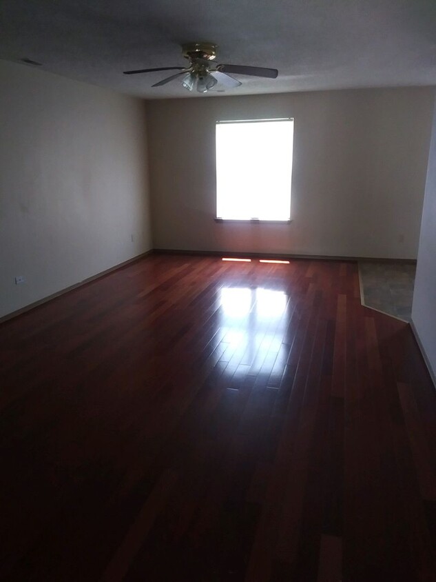 Foto del edificio - 3 bedroom, 1 1/2 bath townhouse in great l...