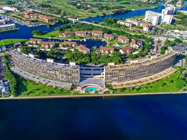 Foto del edificio - 134 Lakeshore Dr