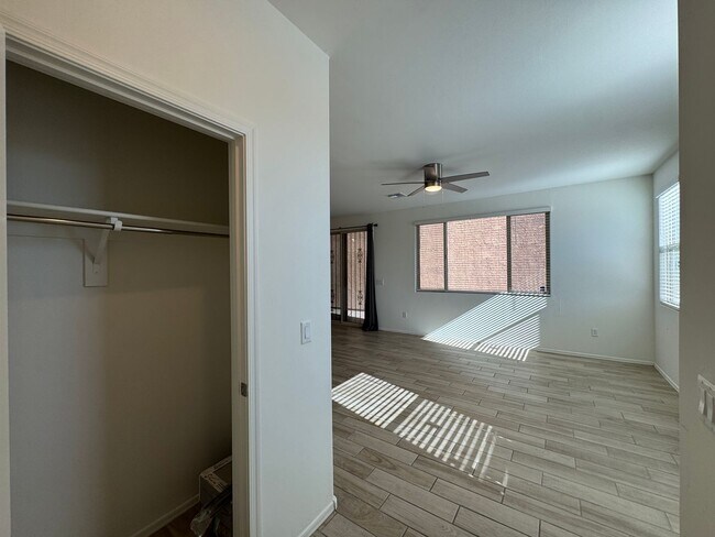 Foto del edificio - Welcome to this stunning 3Bdm, 2.5Ba, This two-story gem boasts a spacious layout! Must See!