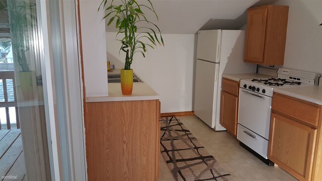 Building Photo - Studio, 1 bath Duplex - 322 Knapp St NE 2
