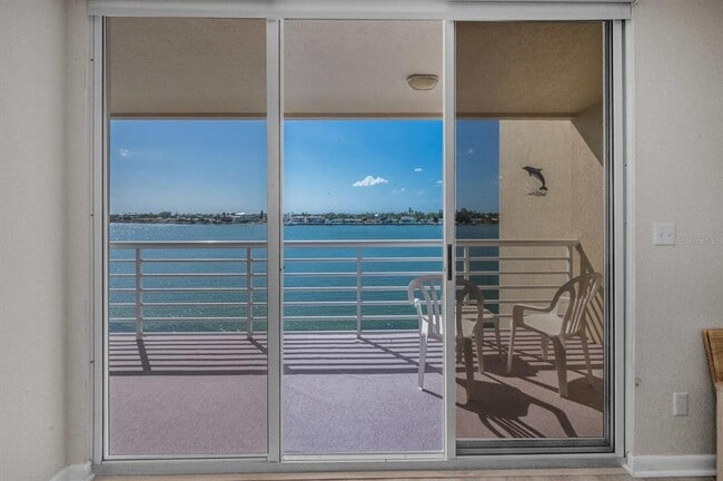 Building Photo - 6085 Bahia Del Mar Cir N