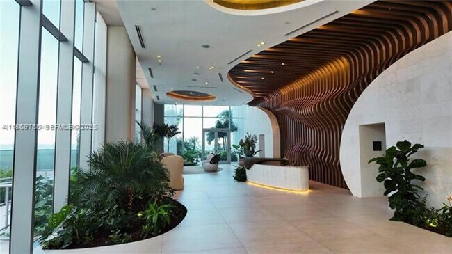 Foto del edificio - 700 NE 24th St