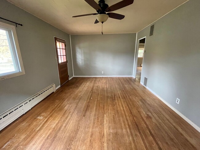 Foto del edificio - AVAILABLE May - 2 Bed 1 Bath Wooded Back Yard