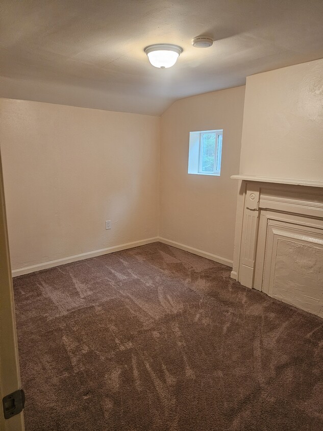 2nd bedroom - 1156 Oakmont Ave