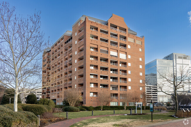 Building Photo - Harbor Place