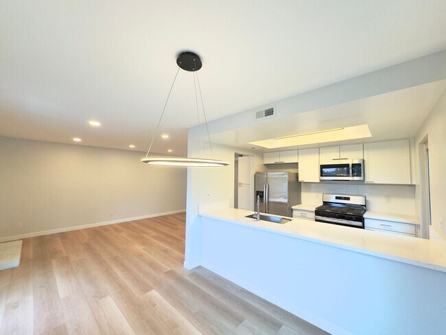 Foto del edificio - FULLY REMODELED: Spacious 3 bedroom condo in San Marcos With AC