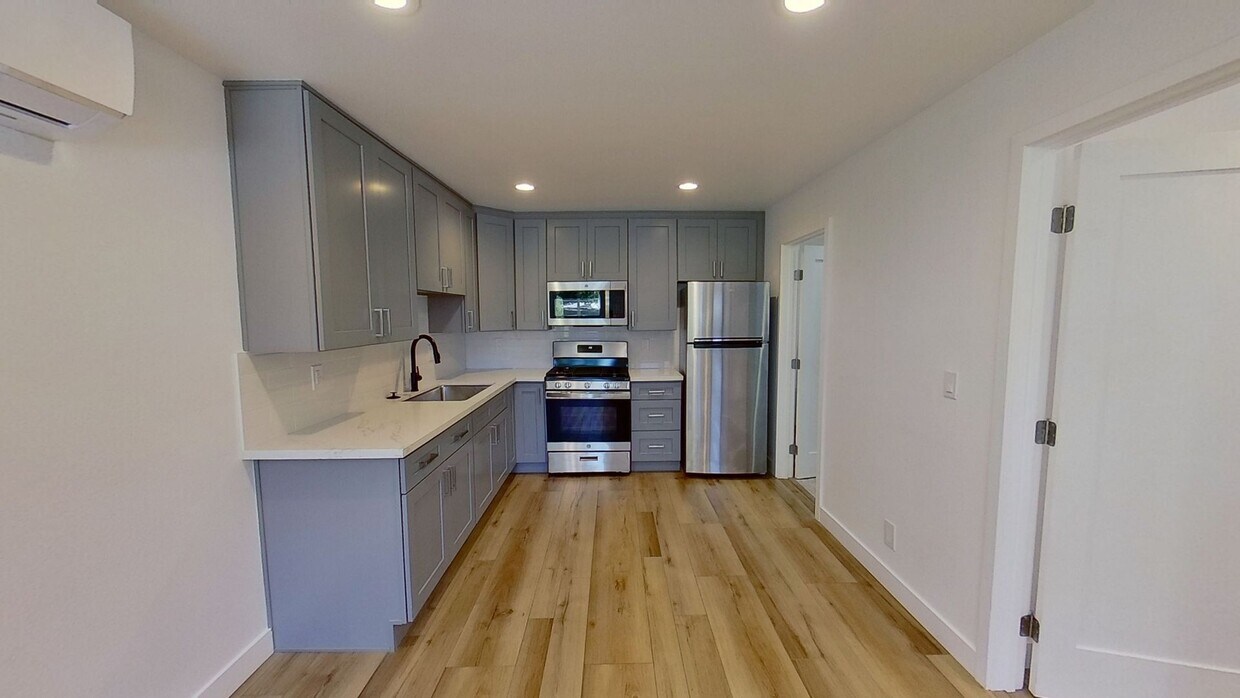 Foto principal - 1896 N College Cir