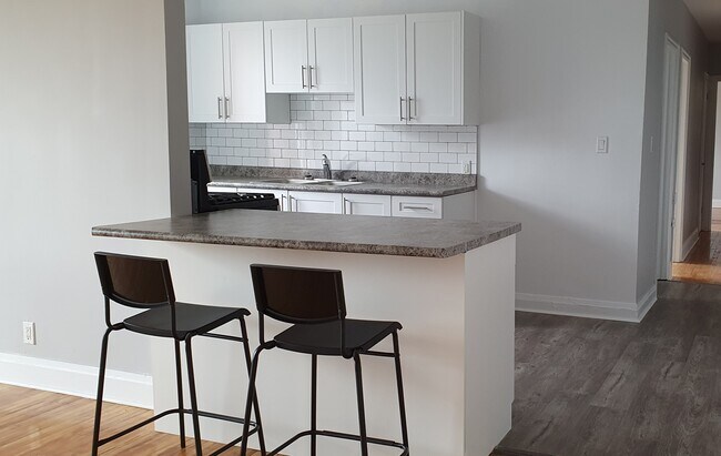 Photo du bâtiment - Beautifully Renovated 2 Bedroom on The Mountain Brow