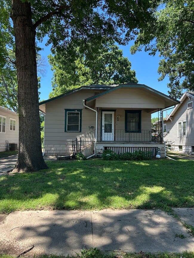 Building Photo - 419 E Jackson St