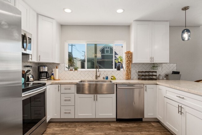 Building Photo - Fully furnished- North Mission 2 bed 2.5 baths - 6 houses from the beach.