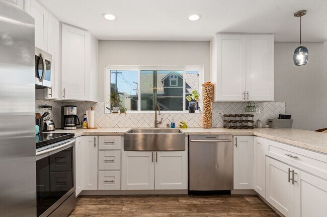 Foto del edificio - Fully furnished- North Mission 2 bed 2.5 baths - 6 houses from the beach.