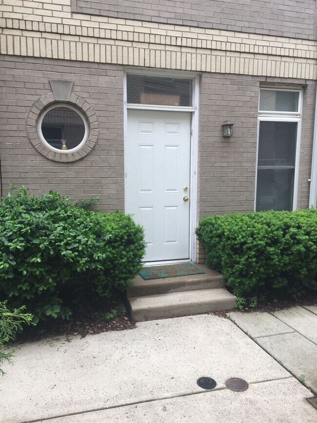 Building Photo - 2 br, 1.5 bath House - 311 Poplar St Unit 5