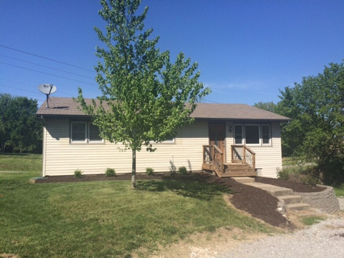 Foto principal - 3 Bed 2 Bath Home